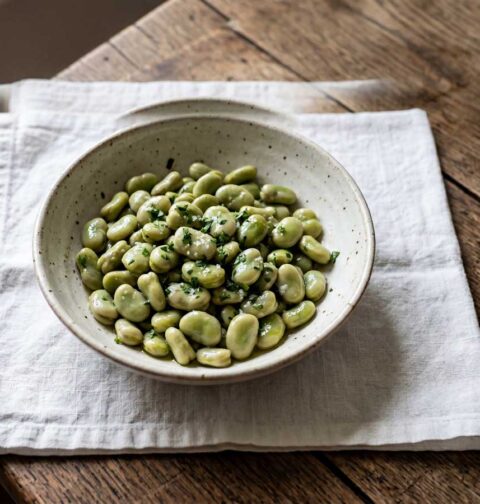 Tuinbonen koken in een grote pan