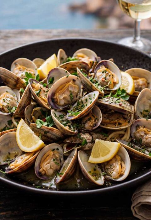 Vongole koken in een koekenpan met dikke bodem