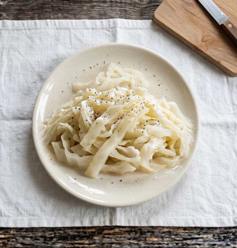 Witte kool koken in een gewone pan
