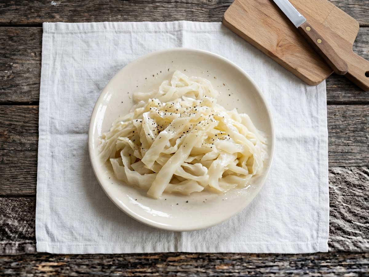 Witte kool koken in een gewone pan