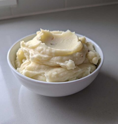 Een schaaltje met zelfgemaakt aardappelpuree van gekookte aardappelen.