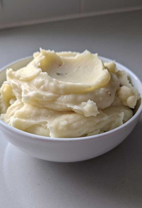 Een schaaltje met zelfgemaakt aardappelpuree van gekookte aardappelen.