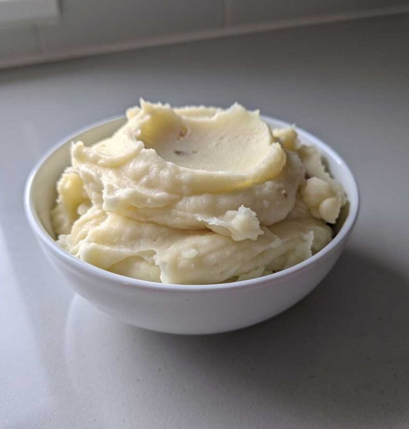 Een schaaltje met zelfgemaakt aardappelpuree van gekookte aardappelen.