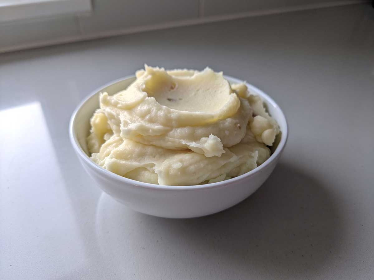 Een schaaltje met zelfgemaakt aardappelpuree van gekookte aardappelen.