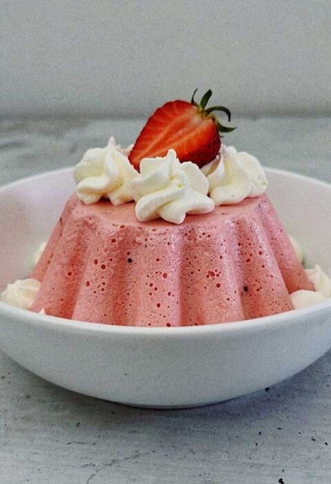Een schaaltje met zelfgemaakte aardbeien bavarois.