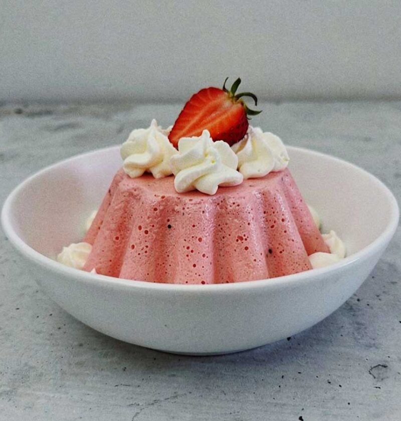Een schaaltje met zelfgemaakte aardbeien bavarois.