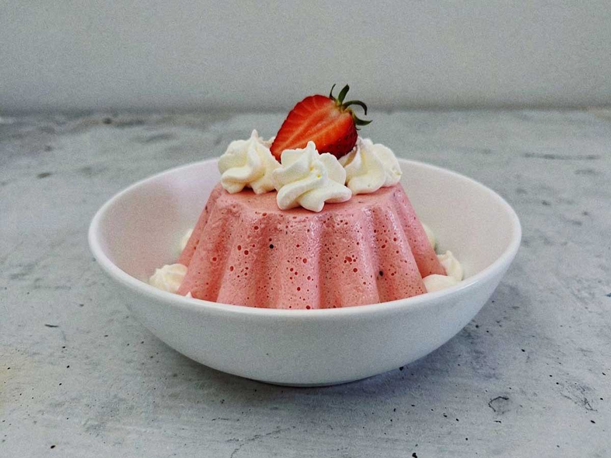 Een schaaltje met zelfgemaakte aardbeien bavarois.