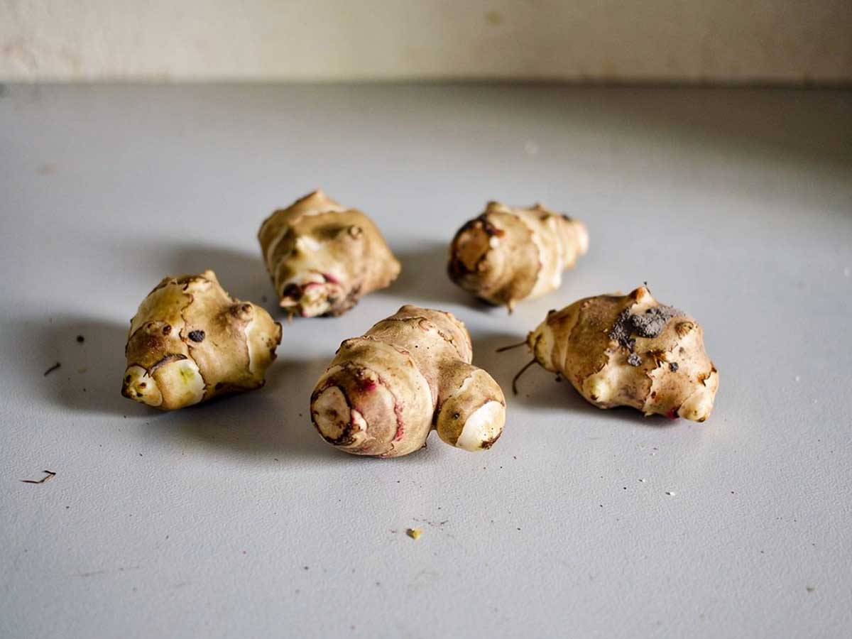 5 aardperen op het werkblad van een keuken.