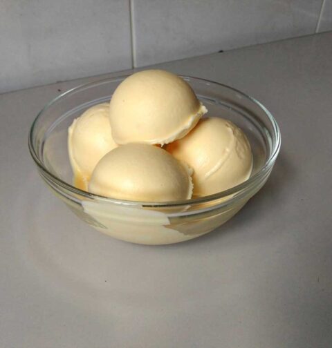 4 bollen zelfgemaakt advocaaat roomijs in een glazen schaaltje.