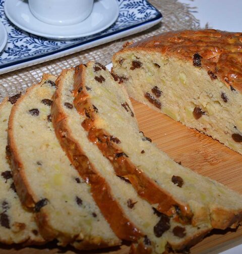 Een appel-rozijnenbrood, deels in plakken gesneden.