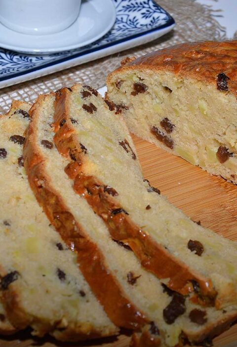 Een appel-rozijnenbrood, deels in plakken gesneden.