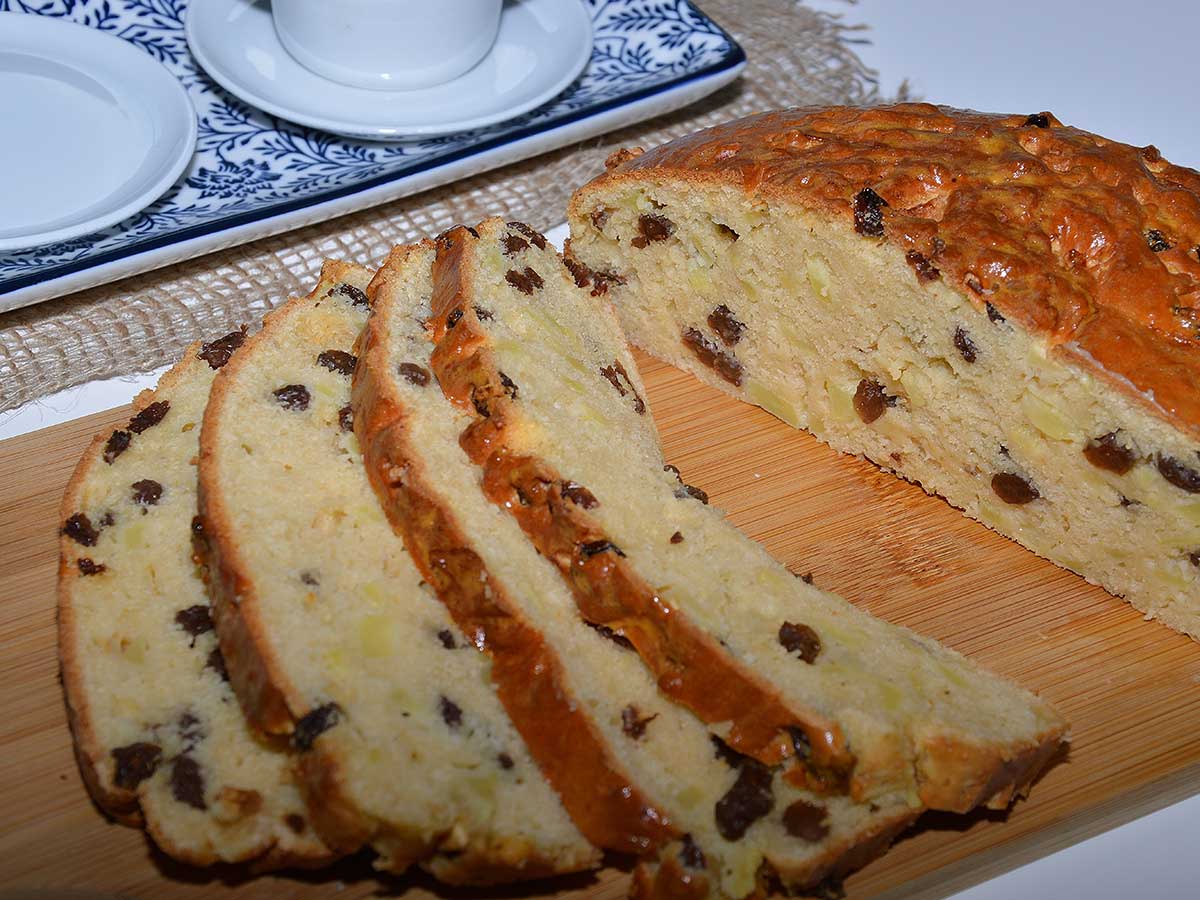 Een appel-rozijnenbrood, deels in plakken gesneden.