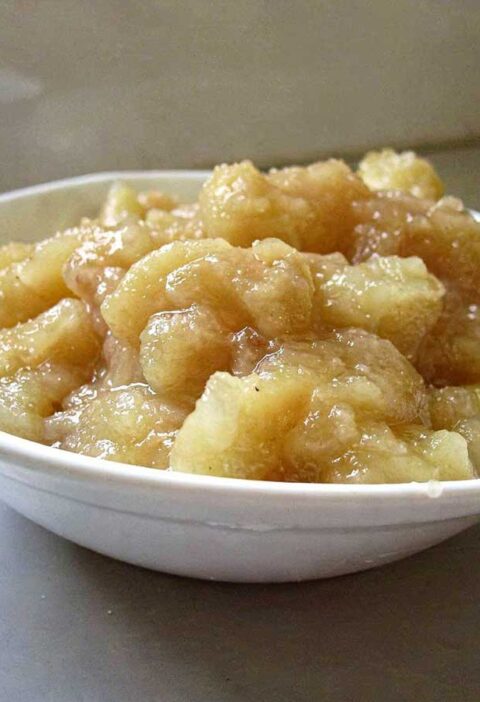 Een wit schaaltje met zelfgemaakte appelcompote.