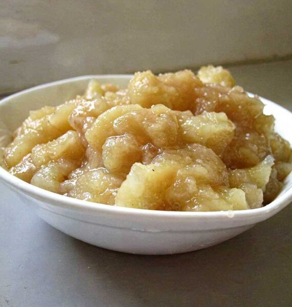 Een wit schaaltje met zelfgemaakte appelcompote.