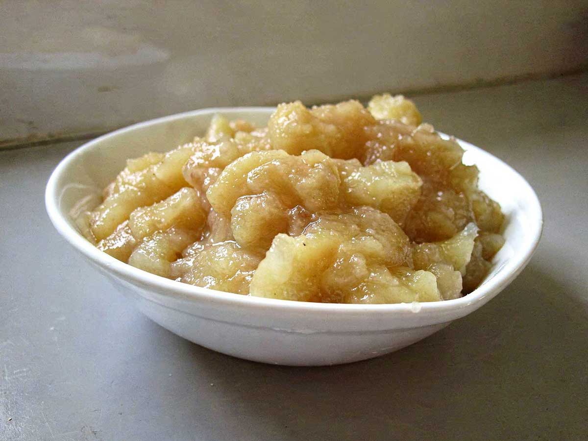 Een wit schaaltje met zelfgemaakte appelcompote.