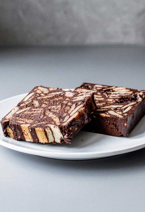 2 plakken arretjescake zonder ei op een wit bord.