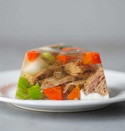 Een stuk aspic dat net uit de vorm gehaald is.
