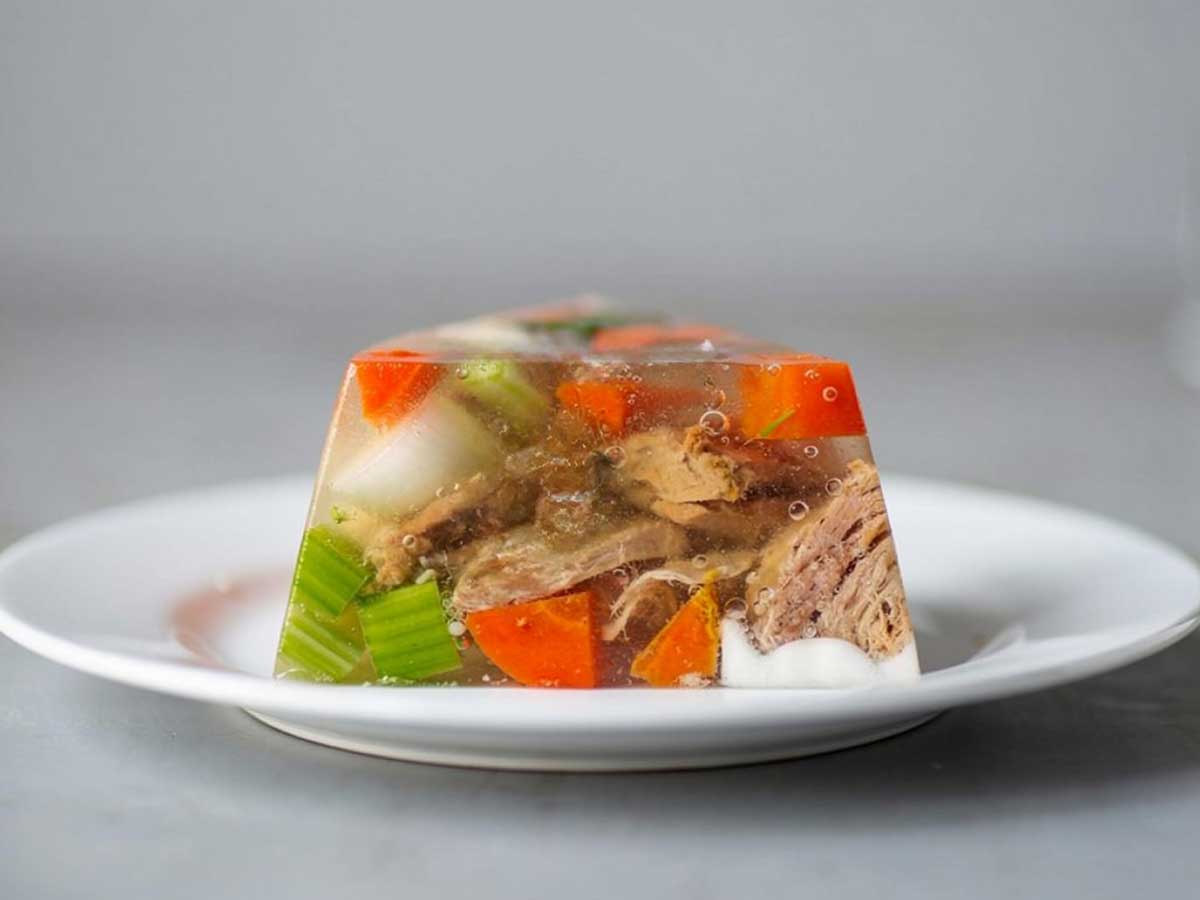 Een stuk aspic dat net uit de vorm gehaald is.