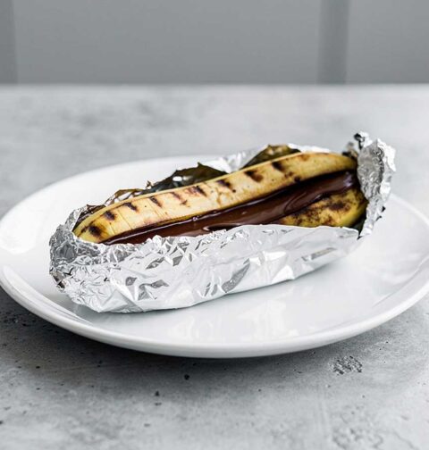 Een op de BBQ gebakken banaan met chocolade.