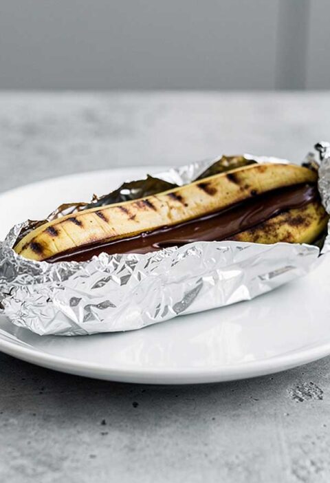 Een op de BBQ gebakken banaan met chocolade.