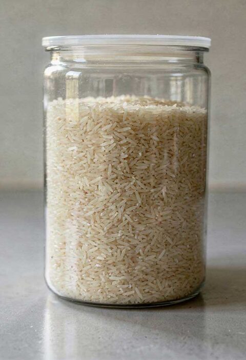 Een grote voorraadbus vol met droge basmati rijst.