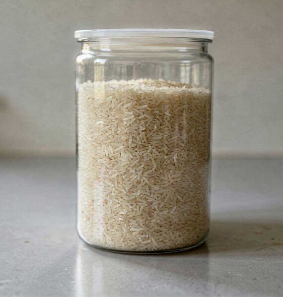 Een grote voorraadbus vol met droge basmati rijst.