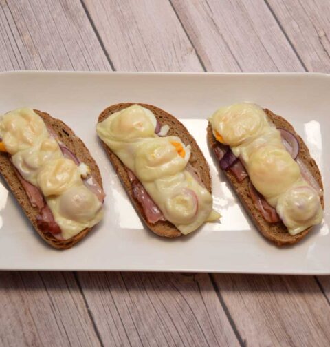 3 x een Bauertoast met gekookt ei op een platte schaal.
