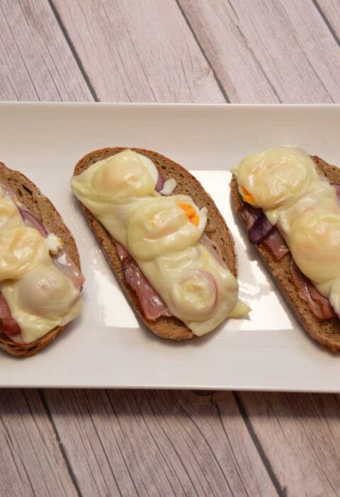 3 x een Bauertoast met gekookt ei op een platte schaal.
