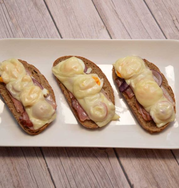 3 x een Bauertoast met gekookt ei op een platte schaal.