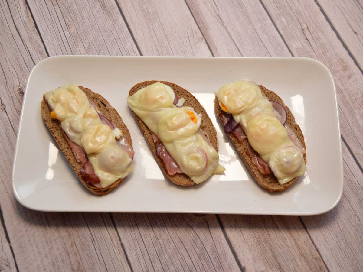 3 x een Bauertoast met gekookt ei op een platte schaal.