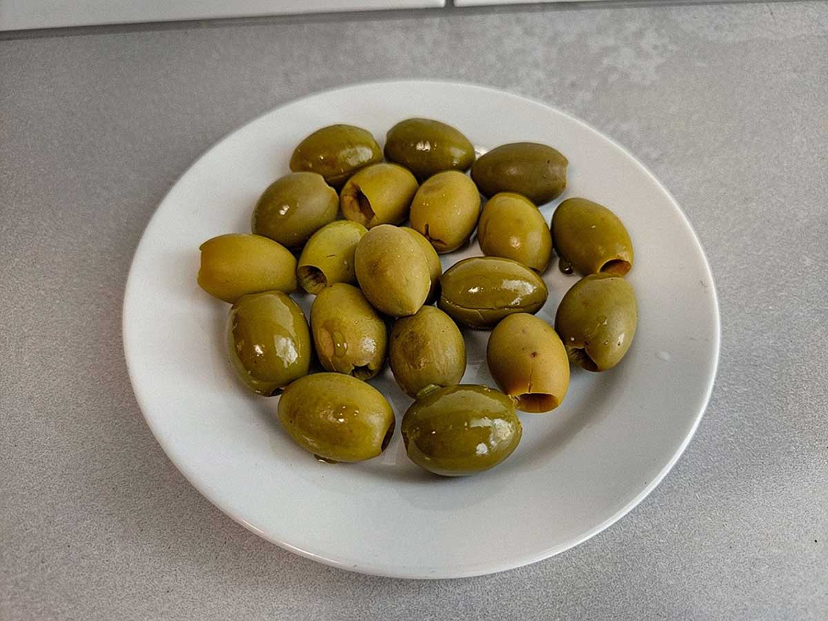 Zijn de olijven op dit bordje bedorven, of niet?