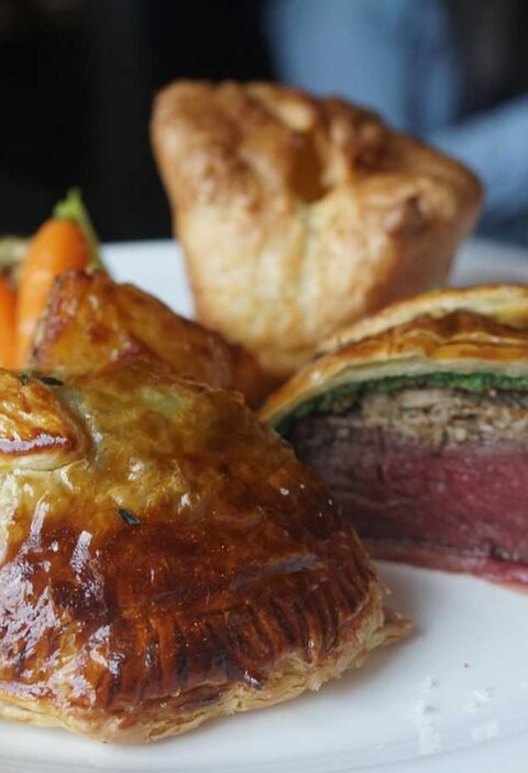 2 stukken beef Wellington op een bord.