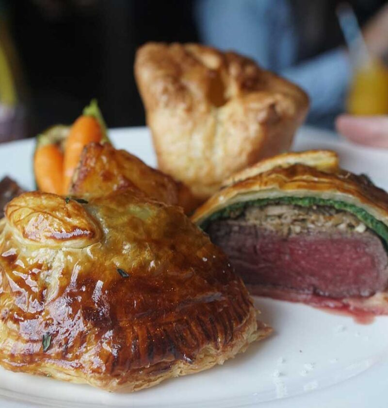 2 stukken beef Wellington op een bord.