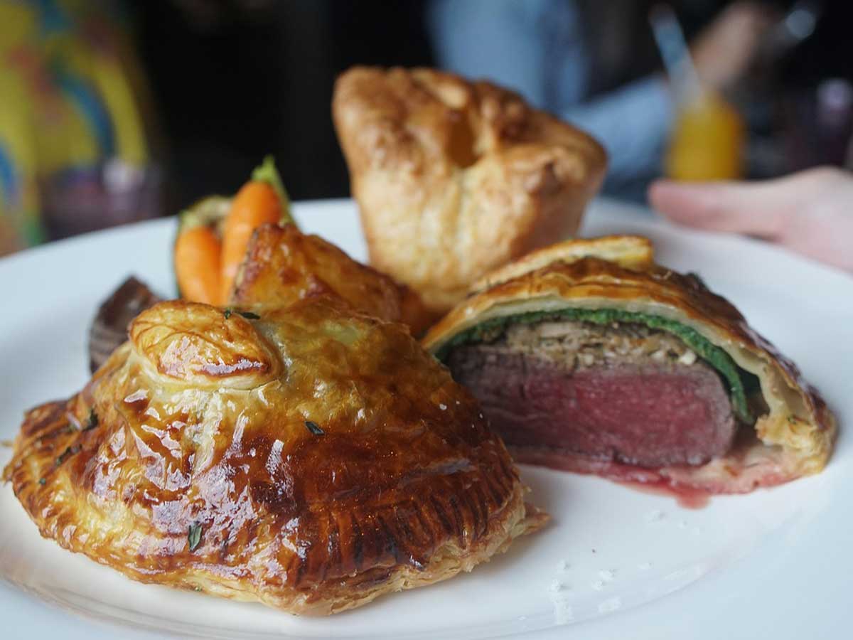 2 stukken beef Wellington op een bord.