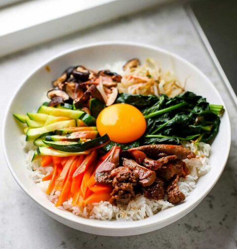 Een grotere schaal met bibimbap.