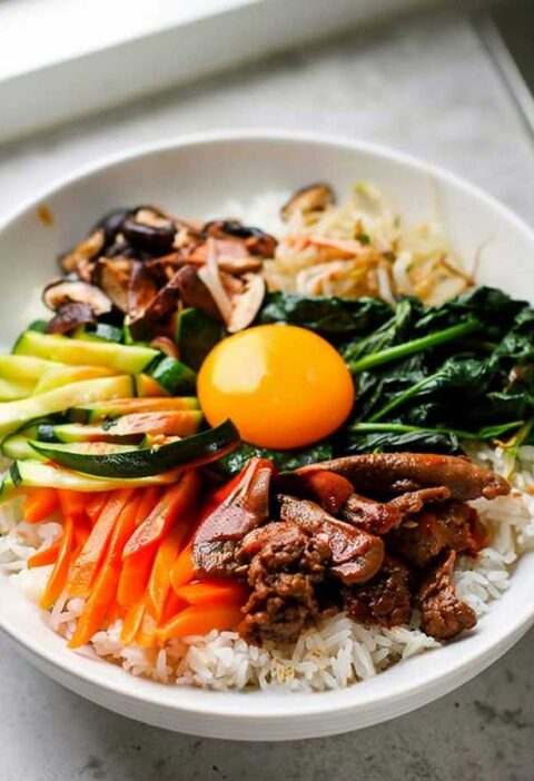 Een grotere schaal met bibimbap.