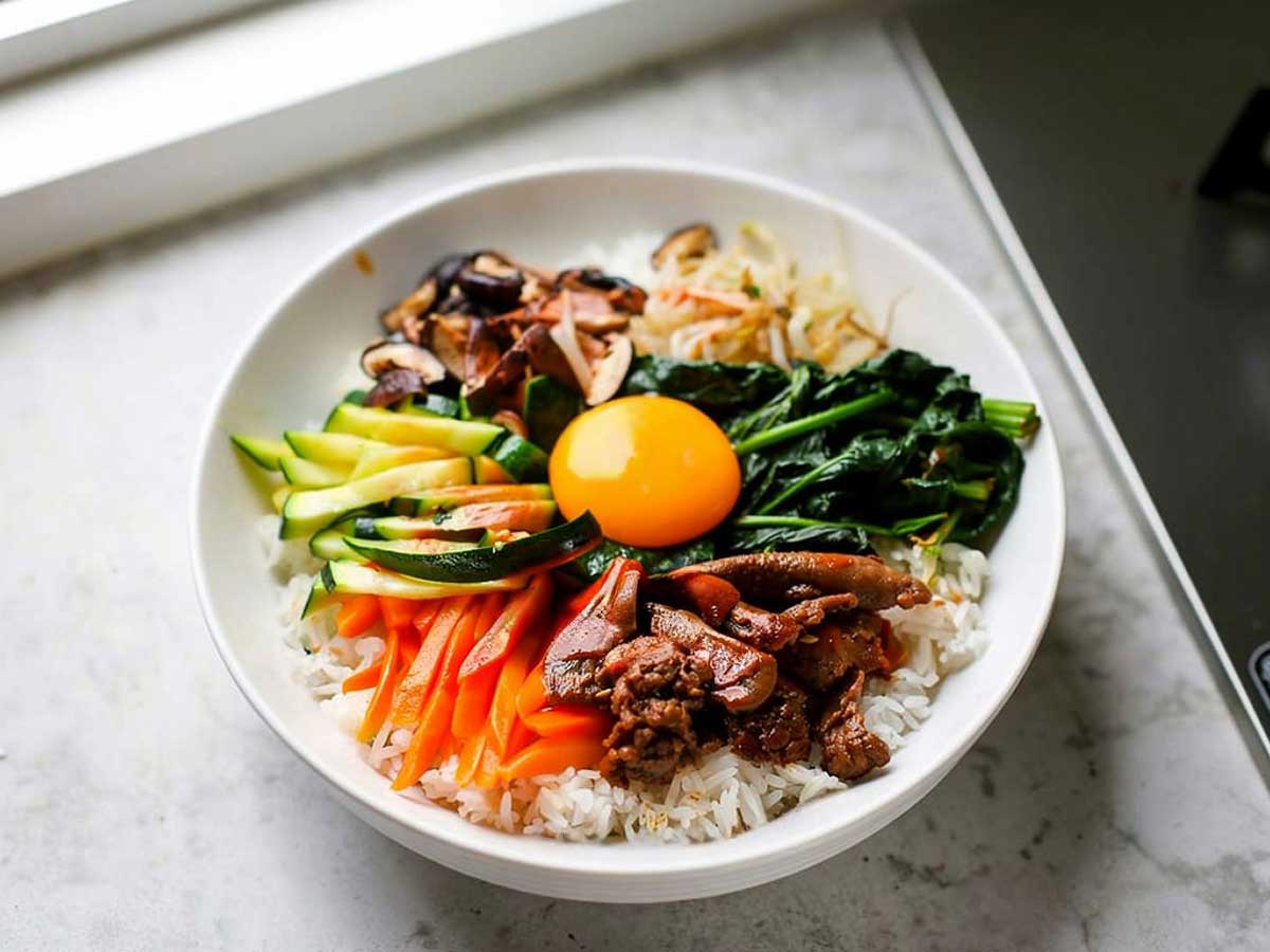 Een grotere schaal met bibimbap.