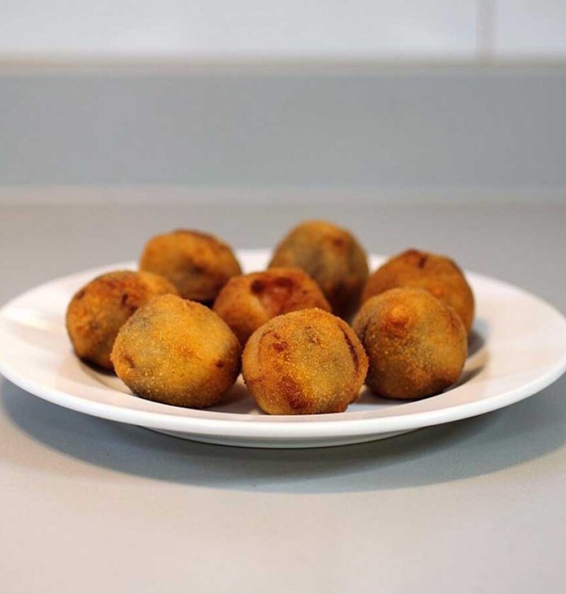 Een bordje met daarop 8 gefrituurde bitterballen.