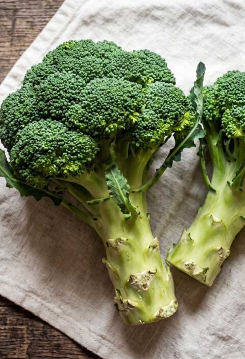 Broccoli koken, vers geplukt in de moestuin van Wilhelmus Hengstmengel