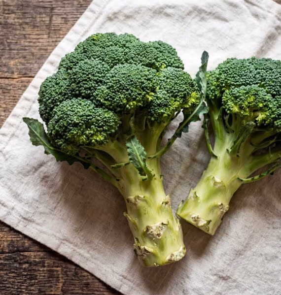 Broccoli koken, vers geplukt in de moestuin van Wilhelmus Hengstmengel