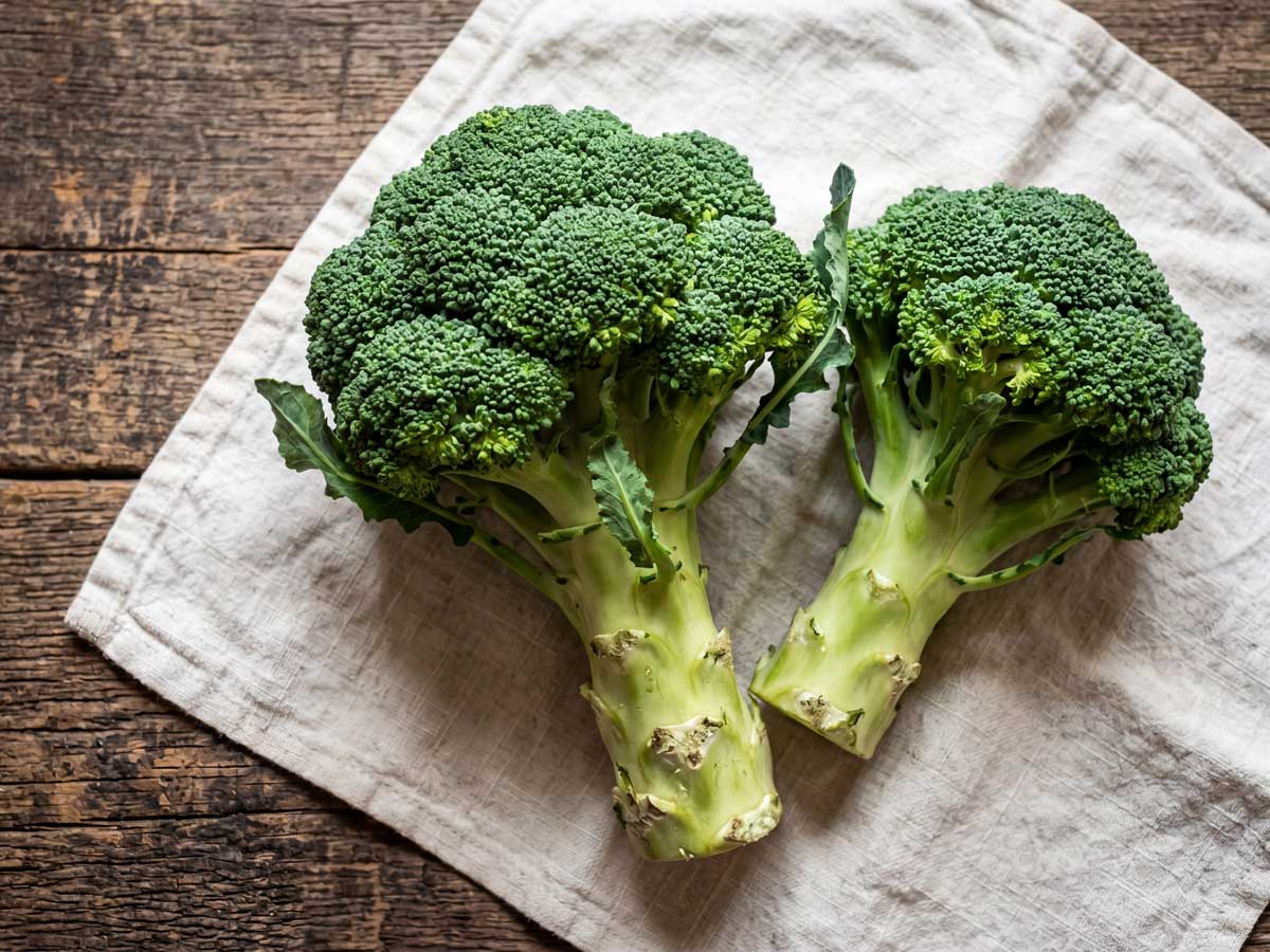 Broccoli koken, vers geplukt in de moestuin van Wilhelmus Hengstmengel