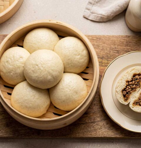 Broodje bapao stomen in een stoommand, in de keuken van Wilhelmus Hengstmengel