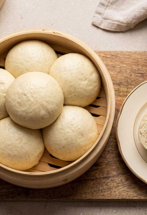 Broodje bapao stomen in een stoommand, in de keuken van Wilhelmus Hengstmengel