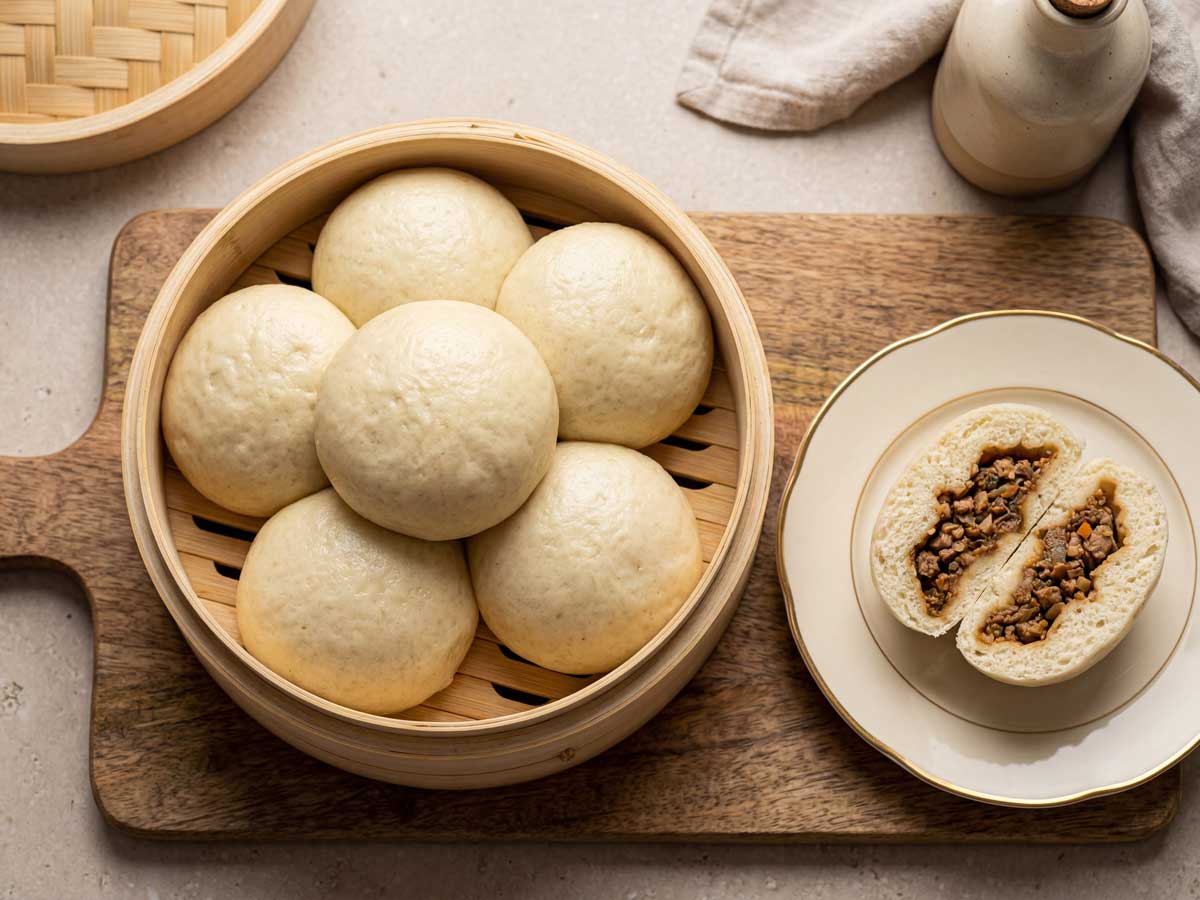 Broodje bapao stomen in een stoommand, in de keuken van Wilhelmus Hengstmengel