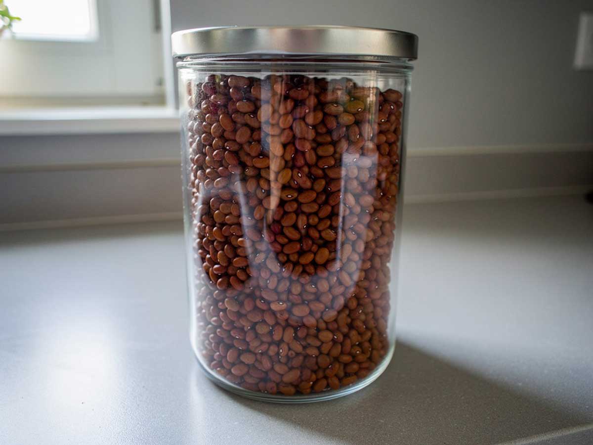 Een grote voorraadbus vol met gedroogde bruine bonen, om te koken.