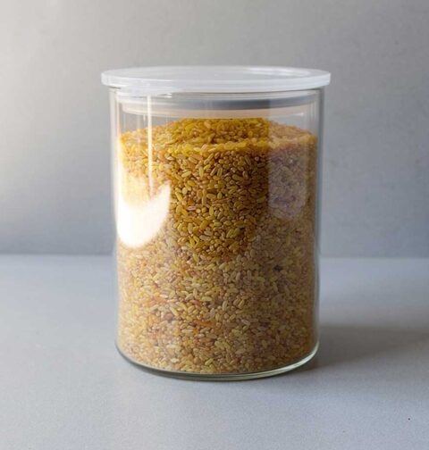 Een voorraadbus vol met gedroogde bulgur.