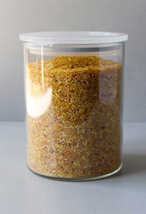 Een voorraadbus vol met gedroogde bulgur.