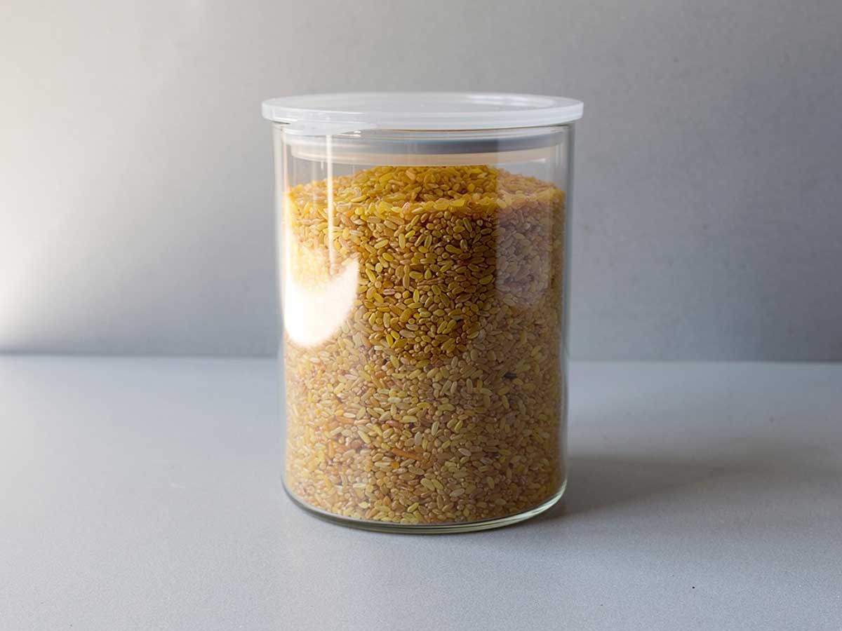 Een voorraadbus vol met gedroogde bulgur.