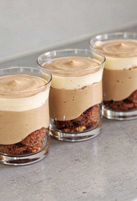 Drie glazen met daarin een zelfgemaakte Cappuccino trifle.