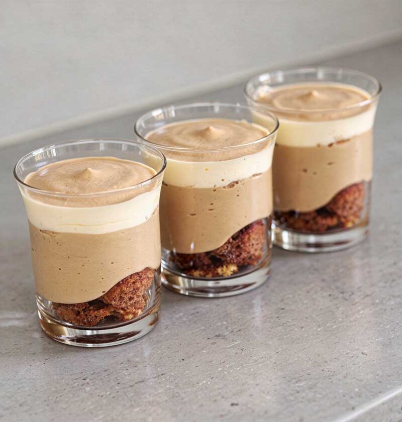 Drie glazen met daarin een zelfgemaakte Cappuccino trifle.